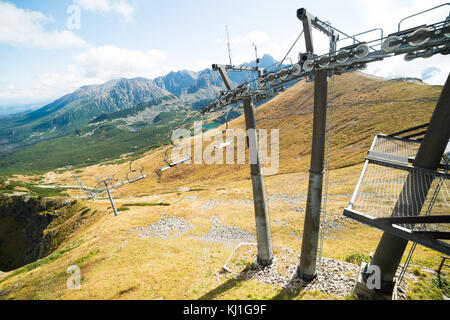 Seggiovia in montagne polacche dopo la stagione sciistica Foto Stock