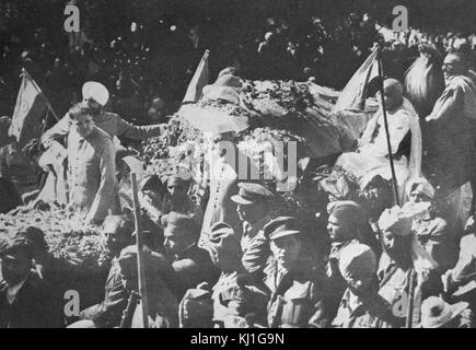 Funerali di Mohandas Karamchand Gandhi dopo fu assassinato nel giardino di casa Birla presso il 30 gennaio 1948. Gandhi (1869 - 1948), è stato il leader preminente dell'Indiano movimento di indipendenza in British-governata in India. Impiegando sulla disobbedienza civile, Gandhi India led all indipendenza e ispirato i movimenti per i diritti civili e la libertà in tutto il mondo Foto Stock