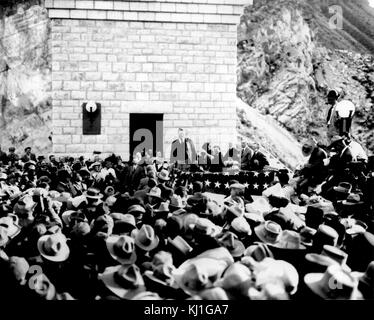 Il presidente indonesiano Sukarno Ahmed assiste al funerale di Mohandas Karamchand Gandhi dopo fu assassinato nel giardino di casa Birla presso il 30 gennaio 1948. Foto Stock