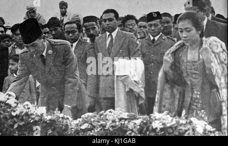 Il Mahatma Gandhi (1869 - 1948) arriva a Londra 1931. Gandhi è stato il leader preminente dell'Indiano movimento di indipendenza in British-governata in India. Impiegando sulla disobbedienza civile, Gandhi India led all indipendenza e ispirato i movimenti per i diritti civili e la libertà in tutto il mondo Foto Stock