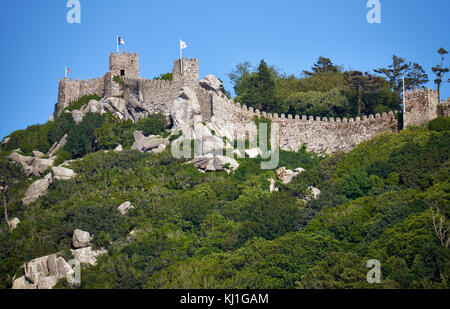 La vista del castello dei mori, arroccato sulla cima della scogliera inaccessiblerocky, Sintra, Portogallo. Foto Stock