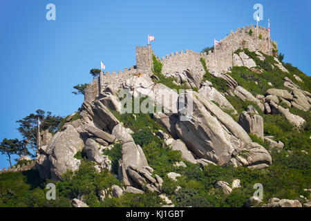 La vista del castello dei mori, arroccato sulla cima della scogliera inaccessiblerocky, Sintra, Portogallo. Foto Stock