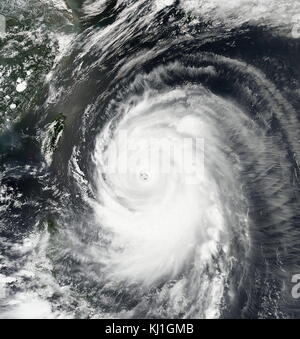 Typhoon Neoguri, noto nelle Filippine come Typhoon Florita, è stato un grande e potente ciclone tropicale che ha colpito principalmente in Giappone nel 2014. L'ottava denominato storm e la seconda typhoon dell annuale tifone stagione, Neoguri sviluppata in una tempesta tropicale il 3 luglio e poi un tifone il 4 luglio Foto Stock