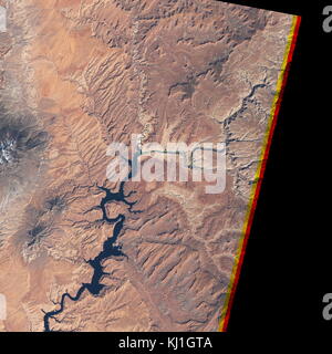 Il Lake Powell è un serbatoio sul fiume Colorado, a cavallo del confine tra Utah e Arizona (la maggior parte di esso, insieme con il Rainbow Bridge, è in Utah).. È la seconda più grande man-made serbatoio mediante la massima capacità in acqua negli Stati Uniti dietro il Lago Mead. Immagine satellitare 1990 Foto Stock