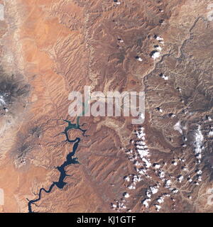 Il Lake Powell è un serbatoio sul fiume Colorado, a cavallo del confine tra Utah e Arizona (la maggior parte di esso, insieme con il Rainbow Bridge, è in Utah). È la seconda più grande man-made serbatoio mediante la massima capacità in acqua negli Stati Uniti dietro il Lago Mead. Immagine satellitare, prese nel 2002 Foto Stock