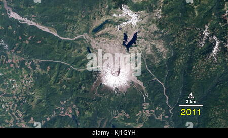 Sito del Monte St Helens eruzione vulcanica, come è apparso nel 2010. Il 18 maggio 1980, una grande eruzione vulcanica si è verificato al Monte Sant Helens, un vulcano situato nello stato di Washington, Stati Uniti. L'eruzione (un vei 5 evento) è stato significativo solo eruzione vulcanica di verificarsi nei contigui 48 stati degli Stati Uniti poiché il 1915 eruzione del picco Lassen in California.[1] Tuttavia, spesso è stata dichiarata come la più disastrosa eruzione vulcanica nella storia degli Stati Uniti Foto Stock