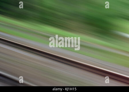 Motion Blur come traccia del tergicristallo e piante verdi Foto Stock