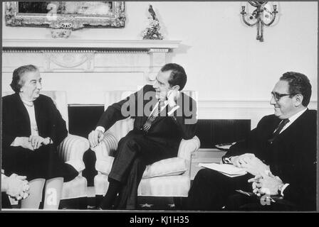 Il Primo Ministro israeliano Golda Meir, presidente Nixon (centro) e del Segretario di stato Kissinger in un 1973 Oval Office meeting Foto Stock