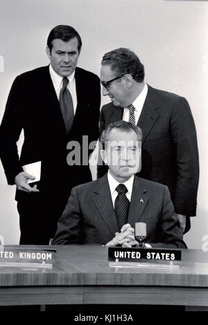 Il Presidente degli Stati Uniti Richard Nixon e il dottor Henry Kissinger, con Donald Rumsfeld a 1974 la NATO che necessitano. Foto Stock