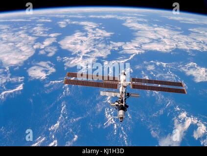 Stazione Spaziale Internazionale fotografata da membri di equipaggio sulla navetta spaziale Discovery dopo aver disinserito il 20 agosto, 2001