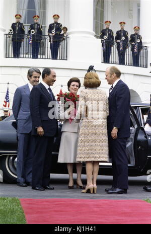 Il Presidente egiziano Anwar Sadat visiti il presidente statunitense Gerald Ford alla Casa Bianca a Washington DC 1975 Foto Stock