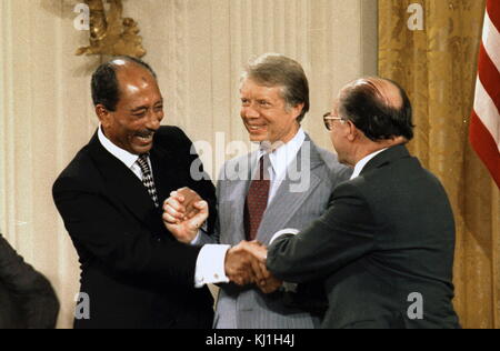 Il Presidente egiziano Anwar el Sadat, il Presidente degli Stati Uniti Jimmy Carter e il Primo Ministro israeliano Meacham iniziare, celebrare dopo aver firmato gli accordi di pace di Camp David hanno 1978 Foto Stock