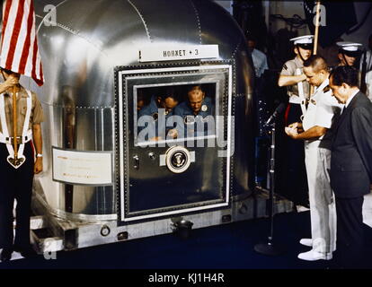 Veicolo spaziale lunare, Apollo 11 equipaggio all'interno dell'impianto di quarantena U.S. Il presidente Nixon 1969 Foto Stock