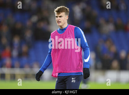 La marcia solly di Brighton & Hove Albion si riscalda prima della partita della Premier League all'AMEX Stadium di Brighton. PREMERE ASSOCIAZIONE foto. Data immagine: Lunedì 20 novembre 2017. Scopri la storia di calcio della Pennsylvania Brighton. Il credito fotografico dovrebbe essere: Gareth Fuller/PA Wire. RESTRIZIONI: Nessun utilizzo con audio, video, dati, elenchi di apparecchi, logo di club/campionato o servizi "live" non autorizzati. L'uso in-match online è limitato a 75 immagini, senza emulazione video. Nessun utilizzo nelle scommesse, nei giochi o nelle pubblicazioni di singoli club/campionati/giocatori. Foto Stock