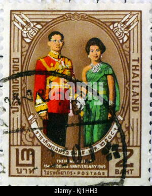 Timbro raffigurante Bhumibol Adulyadej 1927 - 2016, Re Bhumibol di Thailandia 1946 - 2016, con Queen Sirikit Foto Stock