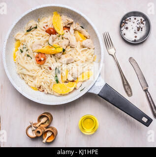 Tagliatelle con la Turchia, pomodoro e apesinami su una coppa di granito con erbe e posate vista superiore Foto Stock