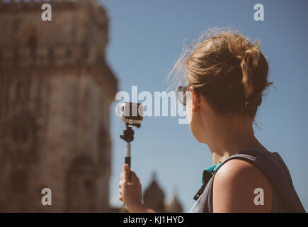 Donna riprese video della torre di Belem. Foto Stock