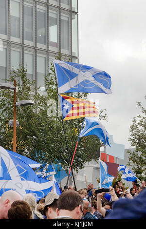 GLASGOW, SCOZIA- Settembre 14 2014: La si intraversa sventola accanto alla bandiera della Catalogna in corrispondenza di un anti-BBC nel rally di Glasgow. Foto Stock