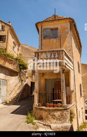Vecchia casa nel borgo medievale di Simiane la Rotonde, Provenza, Francia Foto Stock