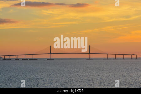 Sunshine skyway bridge silhouette sulla baia di Tampa, Florida Foto Stock