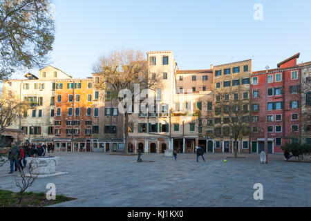 Il ghetto ebraico, Campo De Ghetto Novo, al tramonto, Venezia, Veneto, Italia conla tipici edifici alti a causa di mancanza di terreni assegnati per gli ebrei Foto Stock