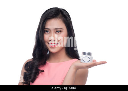 Pretty asian giovane donna holding idratare jar Foto Stock