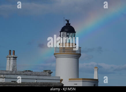 Rainbow dietro il faro al punto di Cromarty, Scozia Foto Stock