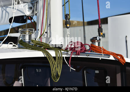 Dettagli della radice del montante a bordo di un oceano racer catamarano. vista orizzontale. Foto Stock