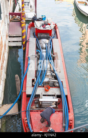 Manutenzione in barca un domestico biologico serbatoio settico a Venezia, Italia per la depurazione e smaltimento delle acque reflue e degli effluenti Foto Stock