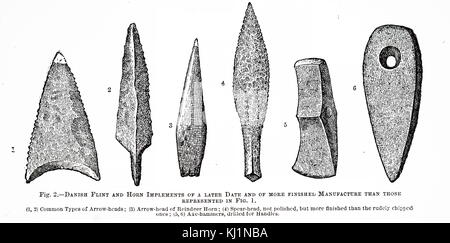 L'incisione che ritrae la prima età della pietra di selce e avvisatore acustico implementa recuperato dalla shell bottino tumuli circa le coste della Danimarca. Datata del XIX secolo Foto Stock