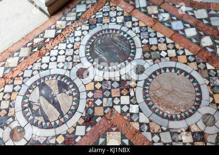 Dettaglio angolare del pavimento in stile cosmatesco nel cortile di CA D'Oro, Venezia, Italia intarsiato con marmo e pietre preziose Foto Stock