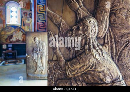 Porta di soccorso del tempio ortodosso di San Jovan Vladimir nella città costiera di Bar nel Montenegro meridionale Foto Stock