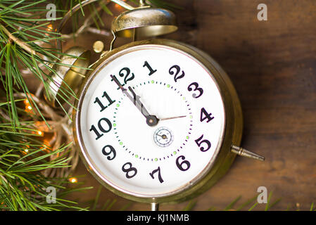 Orologio vintage avvicina mezzanotte e la festa delle luci di Natale Foto Stock
