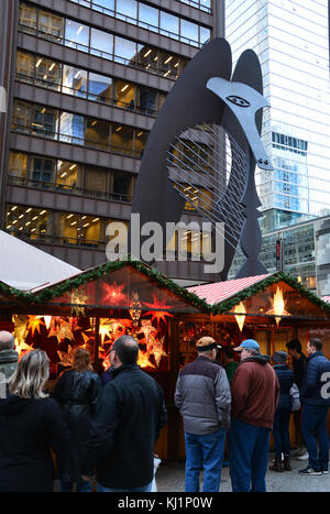 Chicago annuale del 2017 Christkindlemarket è una tradizione e piaceri visitatori ogni anno sotto lo sguardo vigile della statua di Picasso in Daley Plaza. Foto Stock