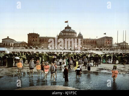 Stampa photomechanical datata al 1900, raffigurante la spiaggia e il Kursaal, Scheveningen Foto Stock