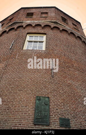 Il Schreierstoren (Weeper's Tower), originariamente parte delle mura medievali della città di Amsterdam, Paesi Bassi, fu costruito nel XV secolo. Essa è stata la posizione da cui Henry Hudson salpare sul suo viaggio al Nord America. Questa spedizione porterebbe alla scoperta dell'isola di Manhattan tra gli altri Foto Stock