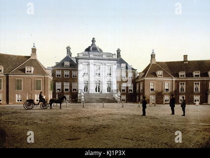 Stampa photomechanical datata al 1900, raffiguranti Huis ten Bosch (Casa nel Bosco), un palazzo reale dell'Aia nei Paesi Bassi. Si tratta di una delle tre residenze ufficiali della famiglia reale olandese. Costruzione di Huis ten Bosch è iniziata il 2 settembre 1645, sotto la direzione di Bartholomeus Drijffhout, su disegno di Pieter Post e Jacob Van Campen. Foto Stock