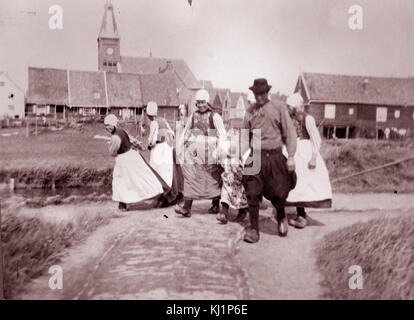 Fotografia circa 1905 mostra olandese folk di Fisher in abiti tradizionali, Marken isola in Markermeer (precedentemente un'isola nel Zuiderzee). Foto Stock