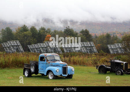 Vintage pick-up truck e pannelli solari, Waterbury, VT, Stati Uniti d'America Foto Stock