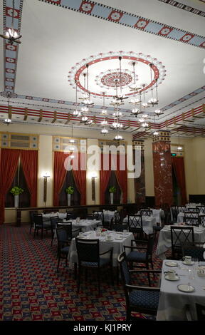 Sala per banchetti all'interno dell'Hotel King David a Gerusalemme, Israele. Inaugurato nel 1931, l'hotel è stato costruito localmente con rosa di cava di calcare e fondata da Ezra Mosseri, un ricco egiziano banchiere ebreo. Si trova su King David Street nel centro di Gerusalemme, che si affaccia sulla città vecchia e sul monte Sion. Foto Stock