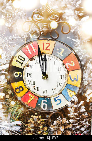 Orologio vintage avvicina mezzanotte e la festa di Natale decorazioni Foto Stock
