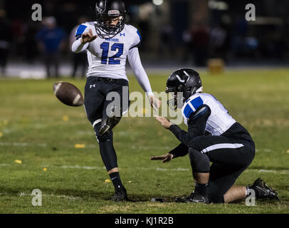 Azione di calcio con uprep high school vs Anderson Anderson, California. Foto Stock