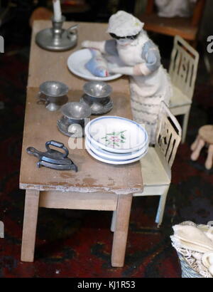 Interno di un inizio di bambole di Victorian House (Tregear Manor, Cornwall, Inghilterra), 1840 Foto Stock