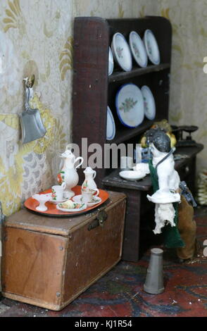 Interno di un inizio di bambole di Victorian House (Tregear Manor, Cornwall, Inghilterra), 1840 Foto Stock