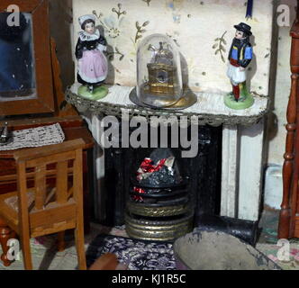 Interno di un inizio di bambole di Victorian House (Tregear Manor, Cornwall, Inghilterra), 1840 Foto Stock