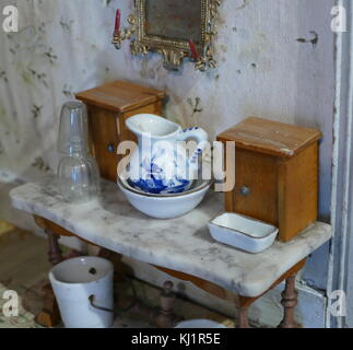 Interno di un inizio di bambole di Victorian House (Tregear Manor, Cornwall, Inghilterra), 1840 Foto Stock