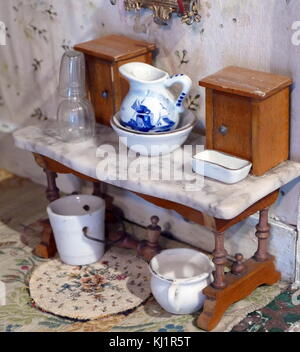 Interno di un inizio di bambole di Victorian House (Tregear Manor, Cornwall, Inghilterra), 1840 Foto Stock