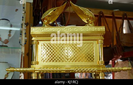 Replica dell Arca dell Alleanza, un oro-coperto cassa di legno descritta nel libro dell Esodo come contenente le due tavolette di pietra dei Dieci Comandamenti. Secondo vari testi entro la Bibbia ebraica, che conteneva anche la verga di Aronne e un vaso di manna Foto Stock