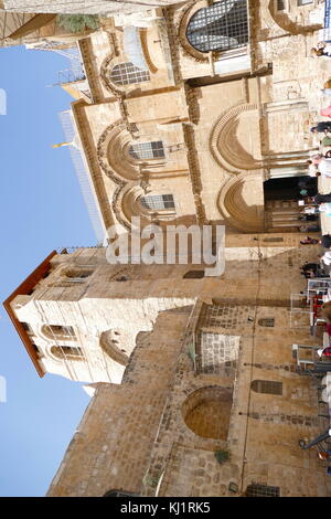 Chiesa del Santo Sepolcro di Gerusalemme. Per i cristiani ortodossi questa chiesa nel Quartiere Cristiano della Città Vecchia di Gerusalemme, contiene, secondo le tradizioni, i due siti di più sacro nel cristianesimo: il luogo dove Gesù di Nazaret è stato presentato nel tempio dove egli scacciò i cambiavalute e fu crocifisso. All interno della chiesa sono la sede del Patriarca greco-ortodosso di Gerusalemme. Foto Stock