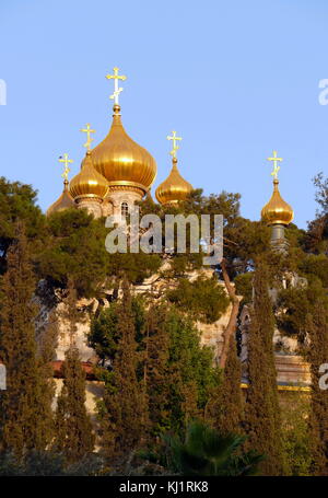 La Chiesa di Maria Maddalena è una chiesa ortodossa russa situato sul Monte degli Ulivi, vicino al Giardino del Getsemani in Gerusalemme.Storia[.. La chiesa è dedicata a Maria Maddalena, un seguace di Gesù.La chiesa fu costruita nel 1886 da lo zar Alessandro III in onore di sua madre, l'Imperatrice Maria Alexandrovna della Russia. Foto Stock